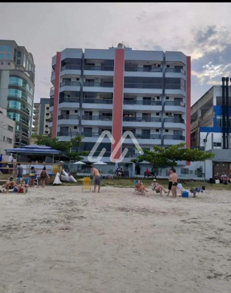 Lateral mar - prédio frente mar — Meia Praia (T869) em Meia Praia