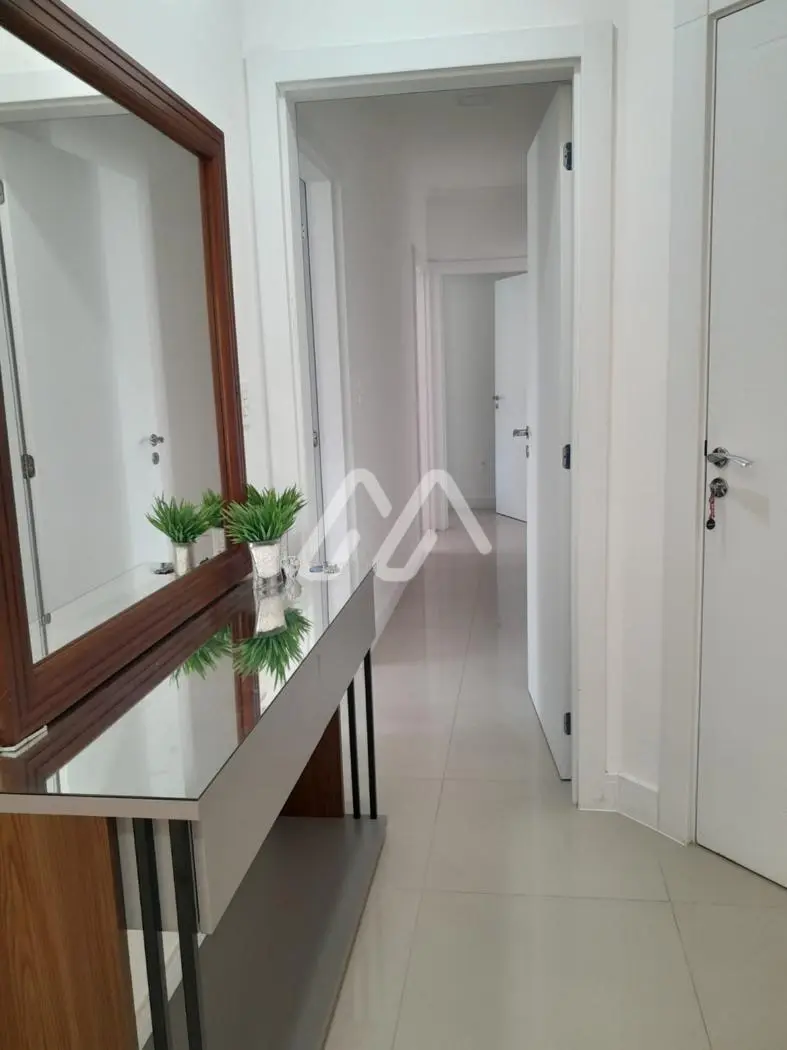 Apartamento com 3 suítes — Meia Praia (T1070) em Meia Praia