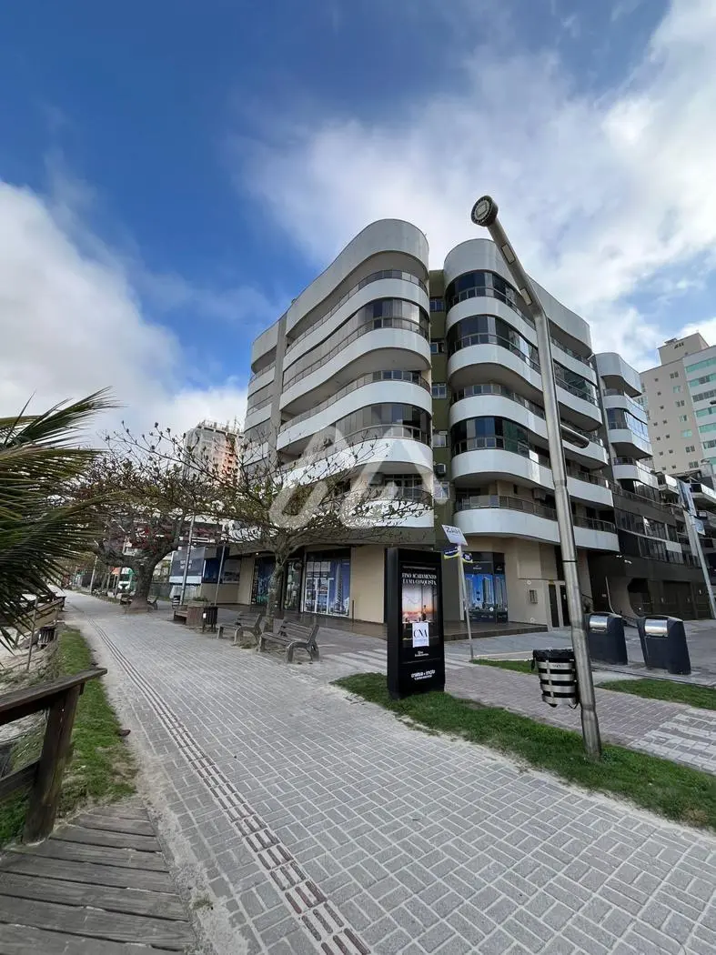 Frente mar — Meia Praia (T1592) em Meia Praia