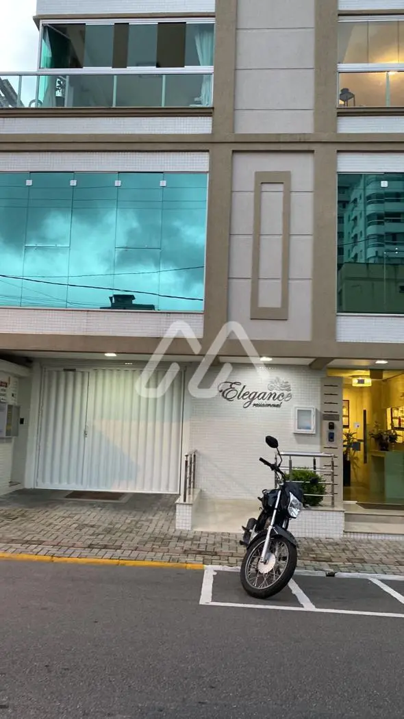 Apartamento com 2 suítes — Meia Praia (T272) em Meia Praia