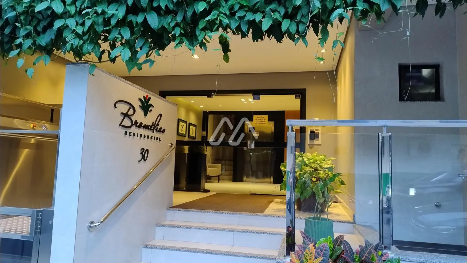 Apartamento com 1 suíte — Meia Praia (T1081) em Meia Praia