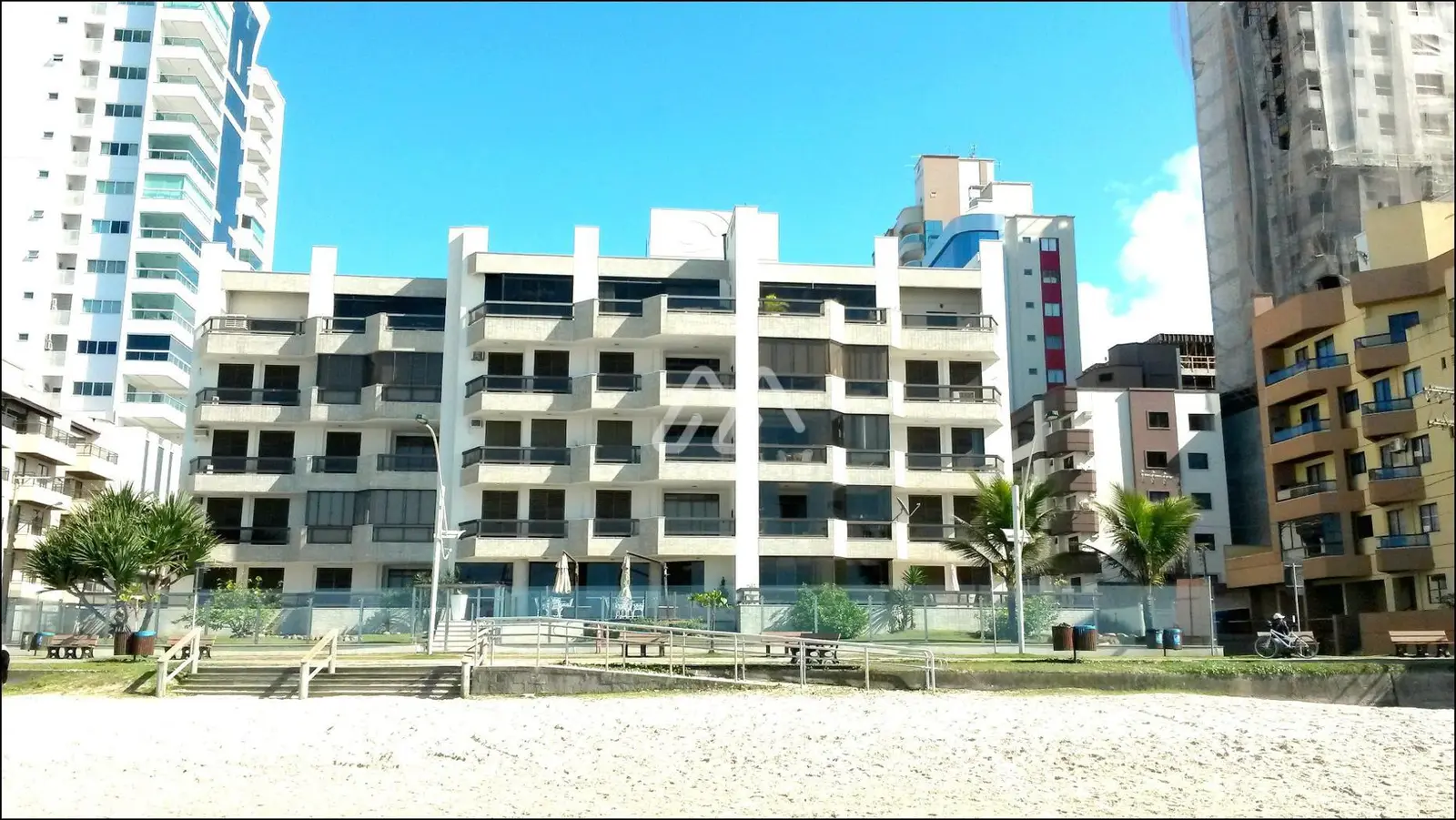 Quadra mar — Meia Praia (T1650) em Meia Praia