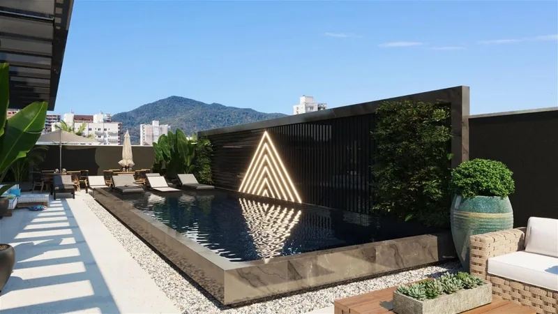Piscina do Villa Lobos com espreguiçadeiras, jardim vertical e painel de luz