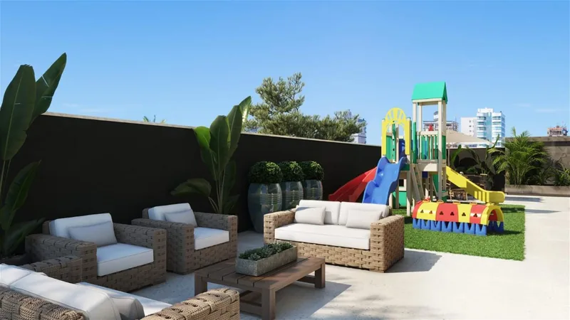 Playground com brinquedos coloridos ao lado de um lounge com sofás de fibra